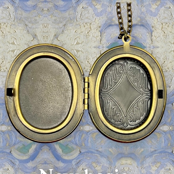 Vintage Locket Necklace Victorian Style Gold and Black - Picture 4 of 7